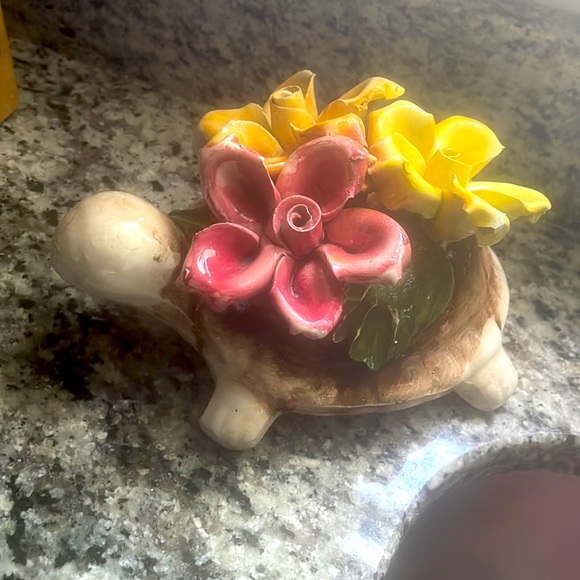 Vintage Capodimonte made in Italy porcelain Flower turtle mothers day gift - Picture 3 of 5